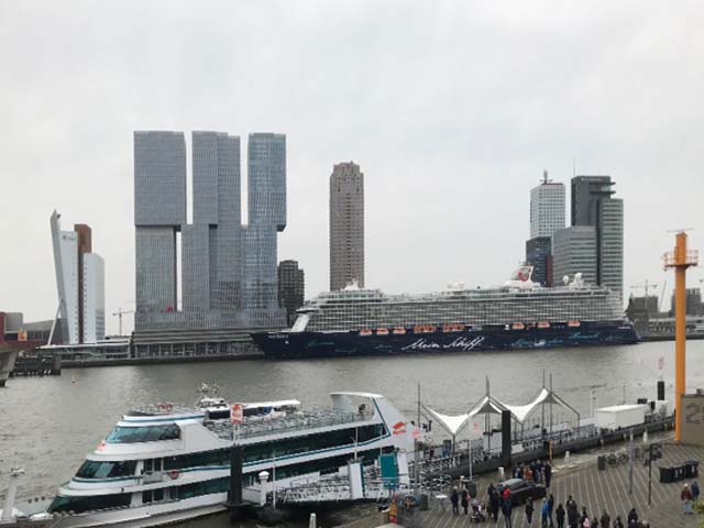 Cruiseschip ms Mein Schiff 3 van TUI Cruises aan de Cruise Terminal Rotterdam